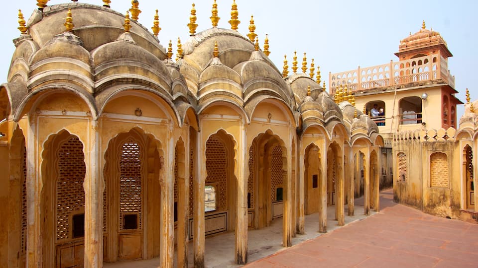 Hawa Mahal showing château or palace, heritage architecture and a city