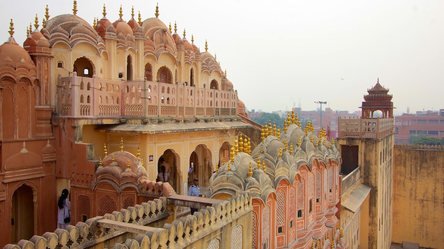 Hawa Mahal showing château or palace, heritage architecture and a city