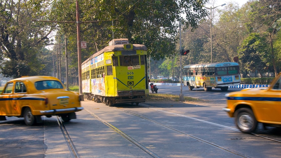 Maidan ofreciendo escenas cotidianas, una ciudad y elementos ferroviarios