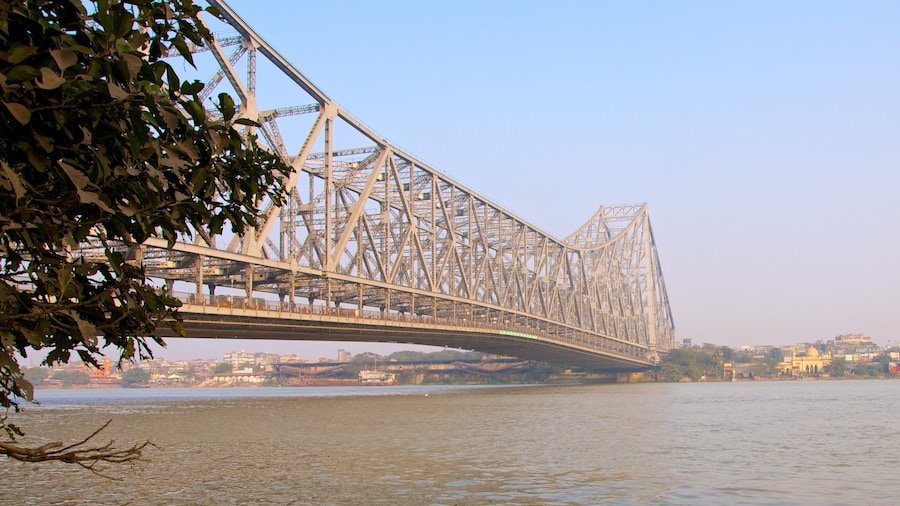 Puente Howrah mostrando un puente y un río o arroyo
