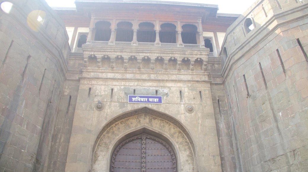 Shaniwar Wada featuring heritage elements and street scenes