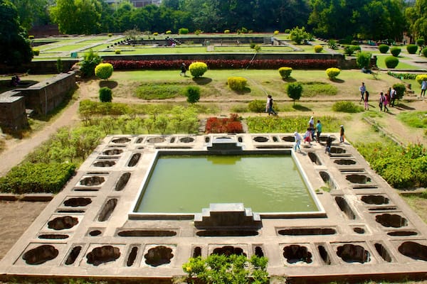 Shaniwar Wada mit einem Park und Teich