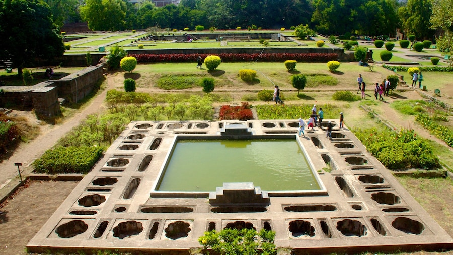 Shaniwar Wada toont een park en een vijver