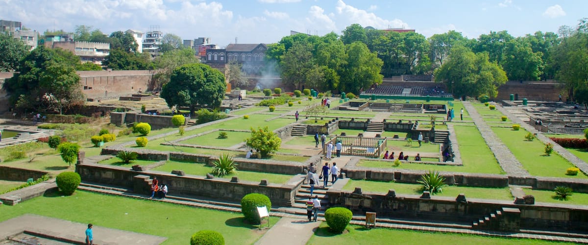 Shaniwar Wada which includes a garden
