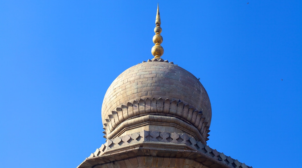 Mecca Masjid som inkluderar historisk arkitektur och en moské