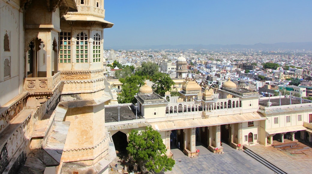 Palacio de la ciudad mostrando arquitectura patrimonial y una ciudad