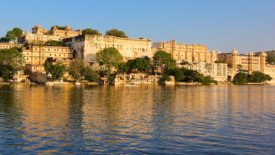 Palacio de la ciudad mostrando un lago o abrevadero y un castillo