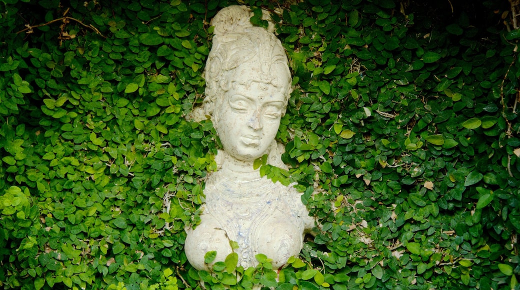 Saras Baug showing a garden, outdoor art and a statue or sculpture