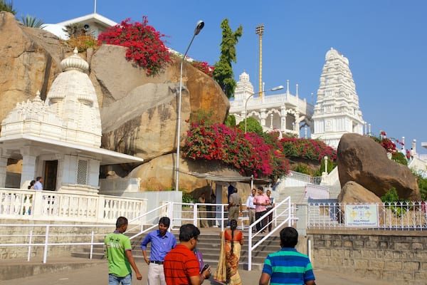Birla-Mandir-Tempel welches beinhaltet Tempel oder Andachtsstätte sowie große Menschengruppe