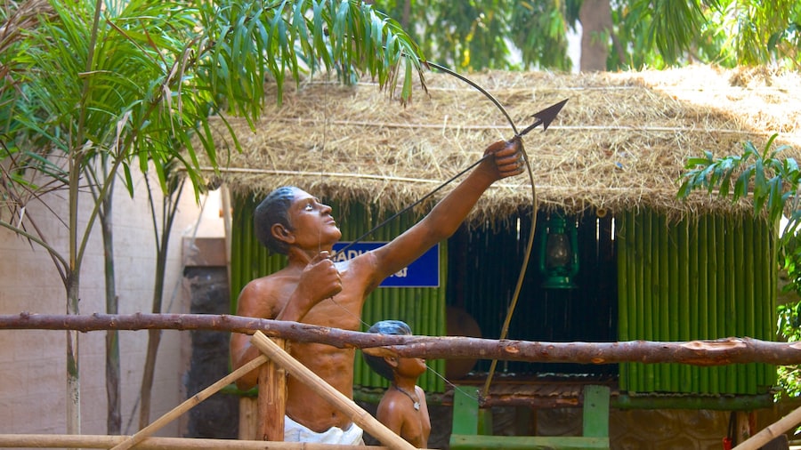 Museo Tribal que incluye arte al aire libre