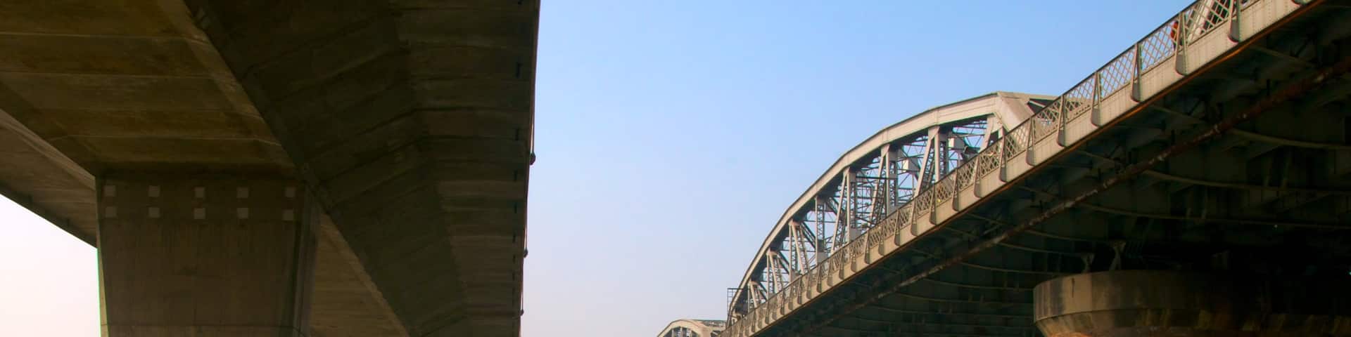 Puente de Bally ofreciendo un puente y un río o arroyo