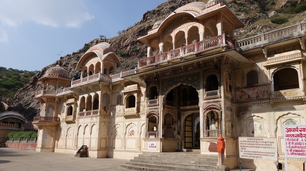 Galta-Monkey Palace which includes heritage architecture and château or palace