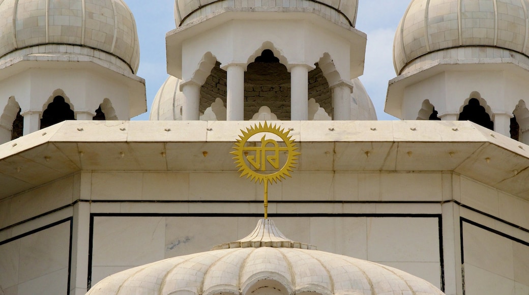 Shri Guru Ravidas Mandir Chak Hakim montrant patrimoine architectural et temple ou lieu de culte