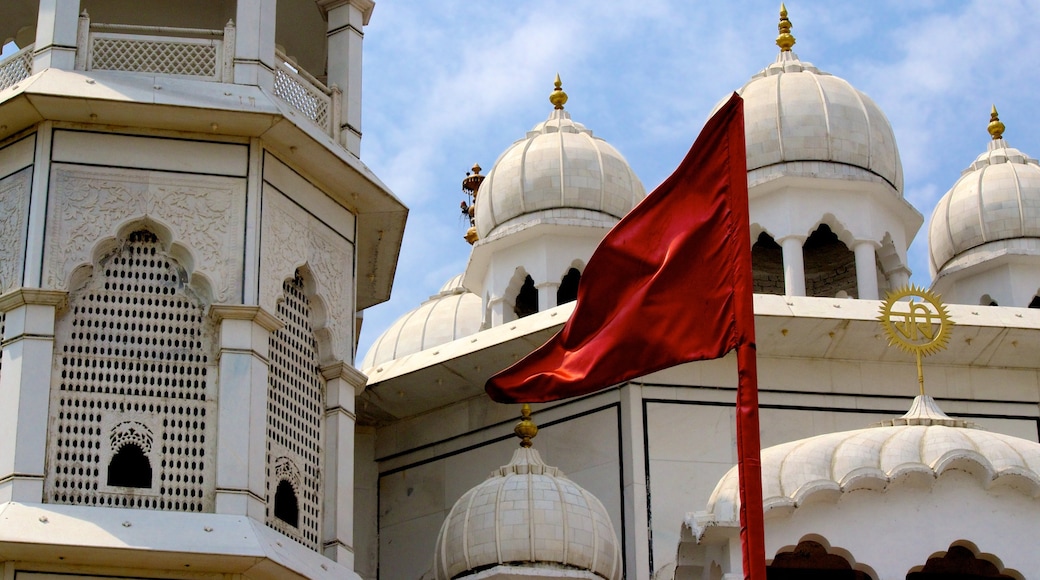 Shri Guru Ravidas Mandir Chak Hakim which includes heritage architecture, a castle and a temple or place of worship