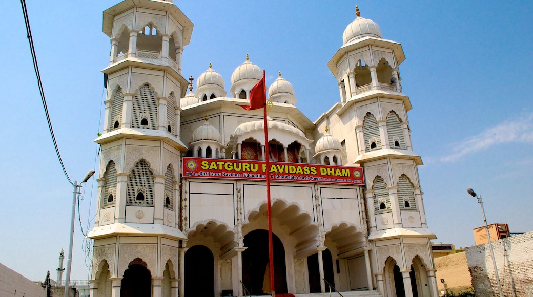 Shri Guru Ravidas Mandir Chak Hakim que inclui arquitetura de patrimĂŽnio e uma cidade