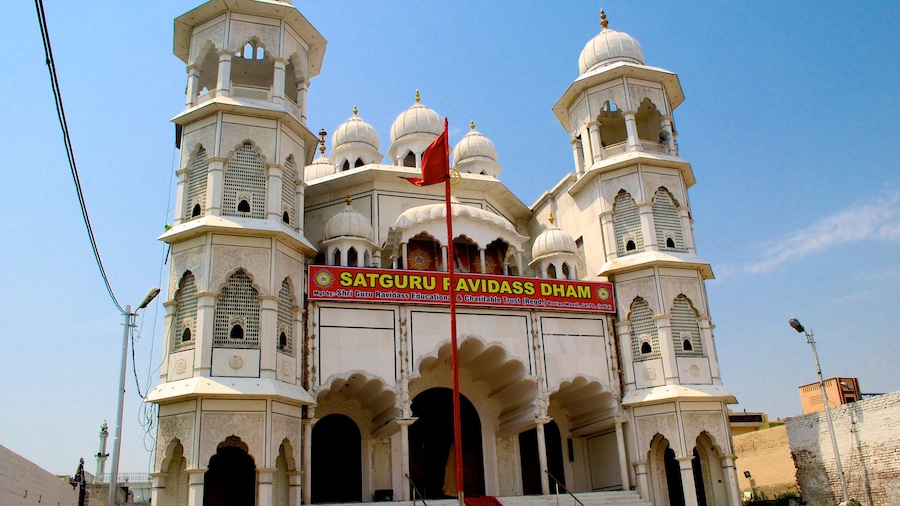 Shri Guru Ravidas Mandir Chak Hakim có tính năng kiến trúc di sản và thành phố