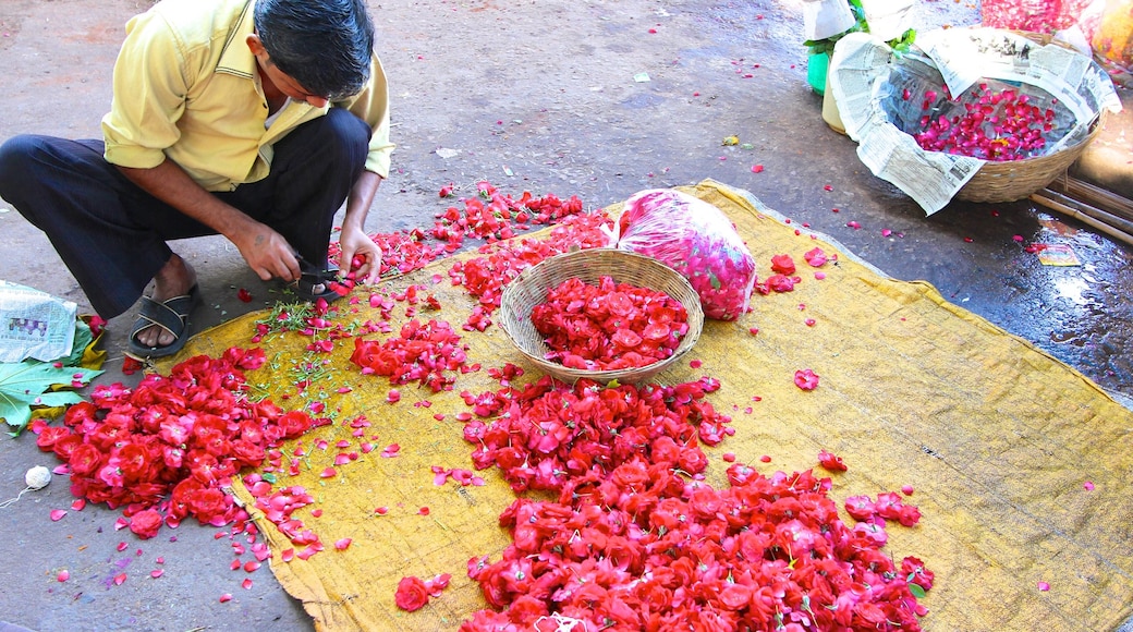 Jorhi-bazaren som inkluderar marknader och blommor såväl som en man