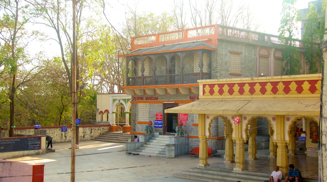 Parvati Hill mit einem Tempel oder Andachtsstätte, Straßenszenen und historische Architektur