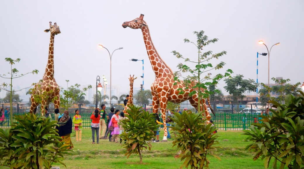 Kolkata showing art, a garden and outdoor art