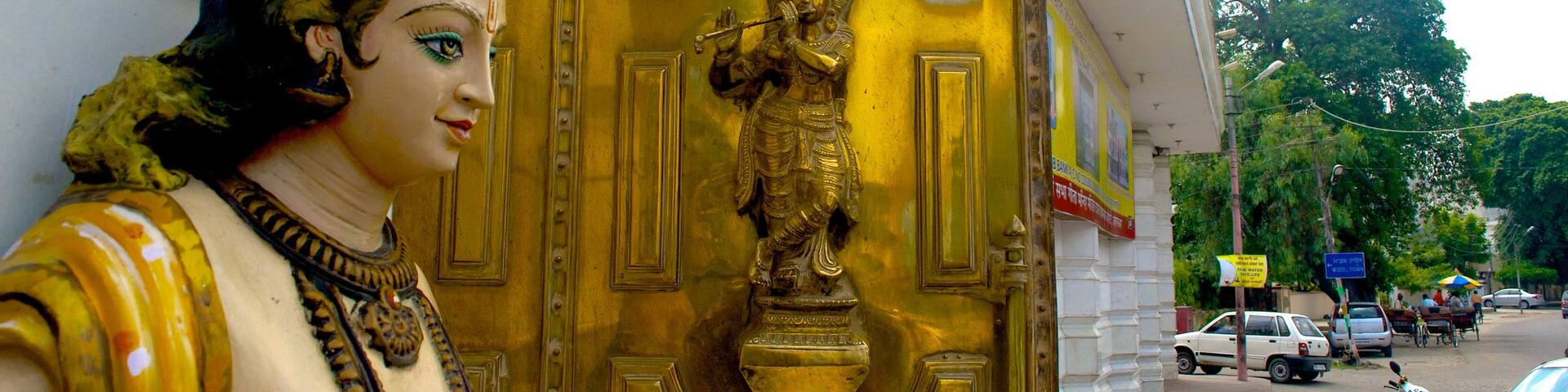 Jalandhar showing a city, art and a statue or sculpture