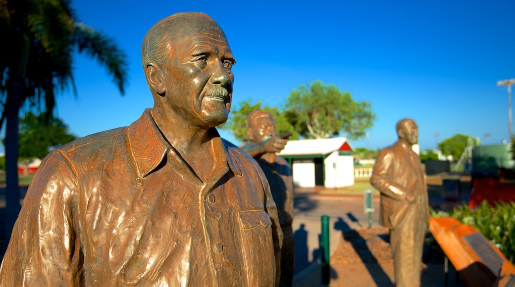 Broome ofreciendo arte, una estatua o escultura y una pequeña ciudad o pueblo