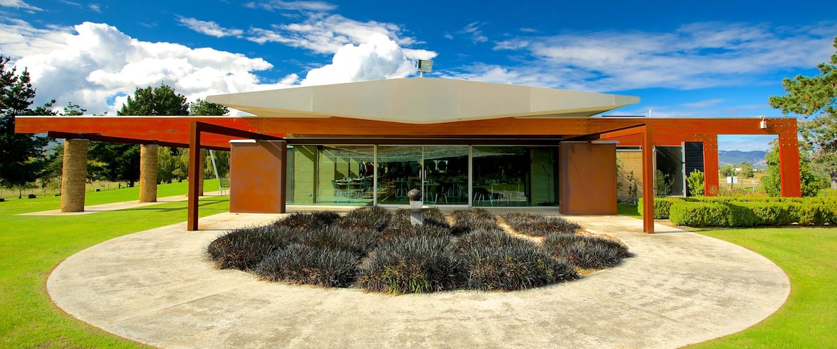 Hobart showing a garden