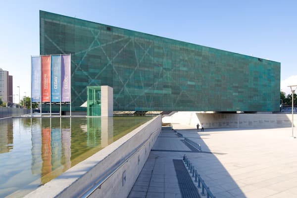 Museo de la Memoria y los Derechos Humanos das einen Platz oder Plaza, Teich und moderne Architektur