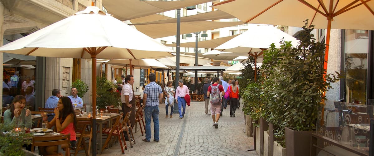 Lastarria que incluye estilo de vida de café y escenas urbanas y también un gran grupo de personas