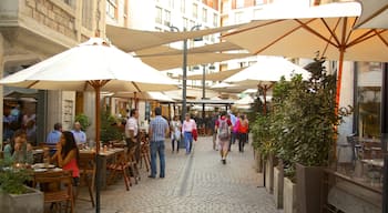 Lastarria montrant scènes de rue et pause café aussi bien que important groupe de personnes