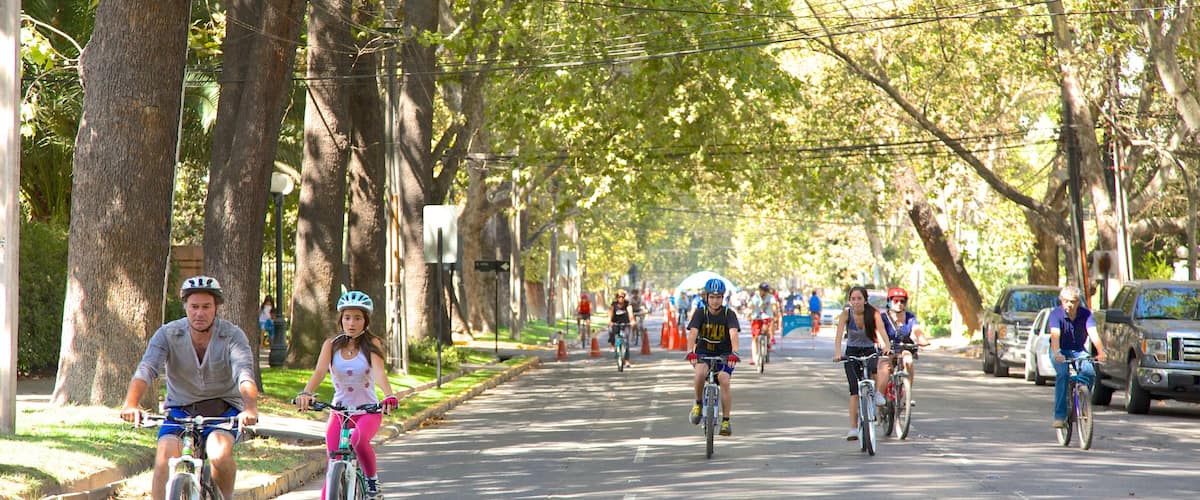 Providencia que incluye escenas urbanas, ciclismo y un evento deportivo