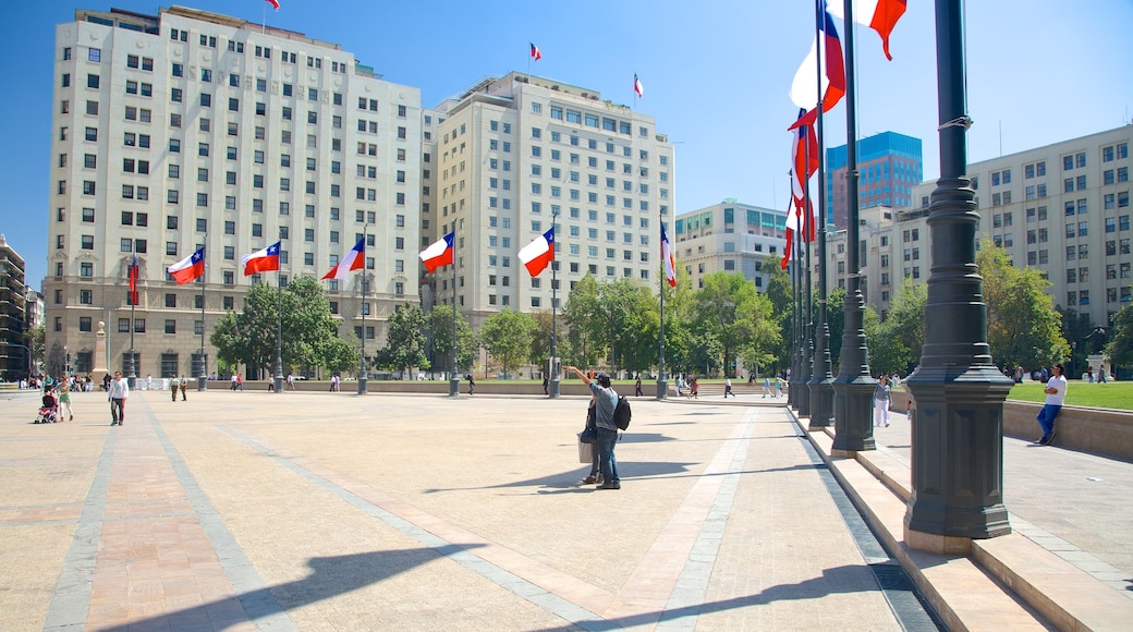 Palacio de la Moneda showing a square or plaza and a city