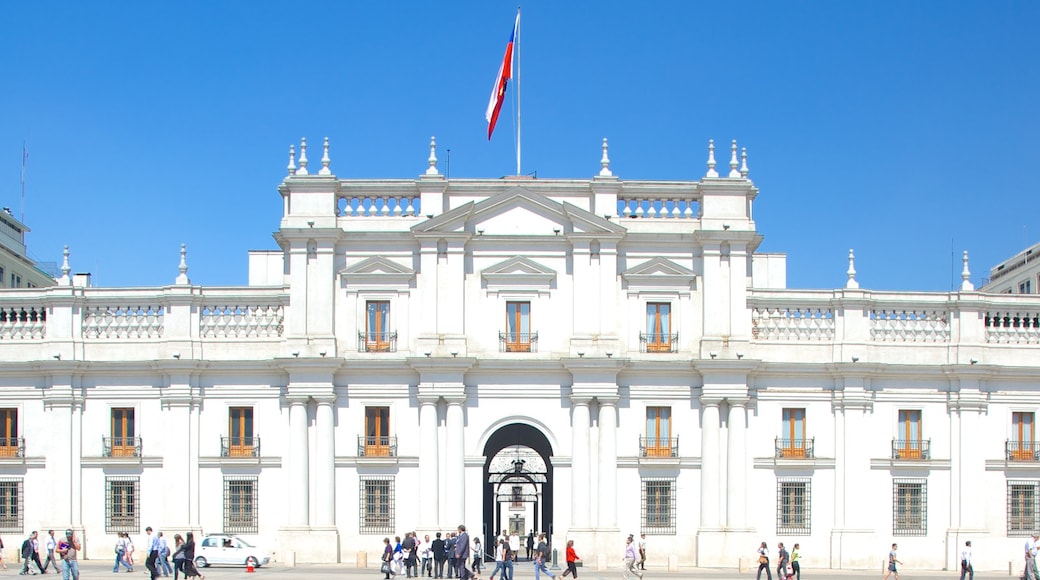 Palacio de la Moneda showing street scenes, chateau or palace and an administrative buidling