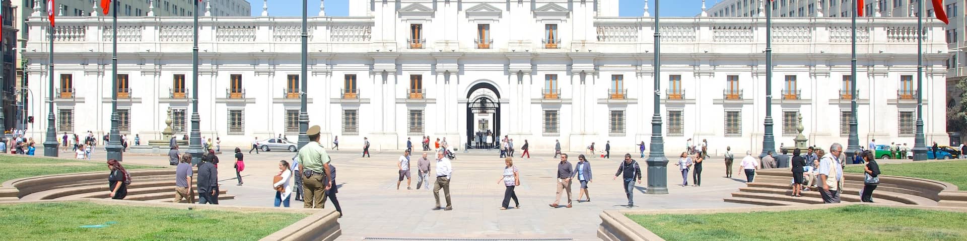 Palacio de la Moneda showing street scenes, chateau or palace and an administrative buidling