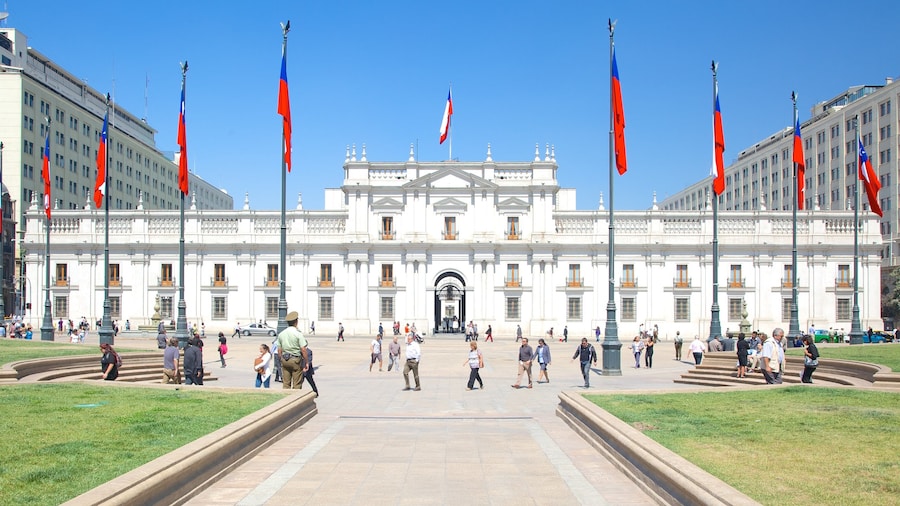 Palacio de la Moneda som inkluderar en administrativ byggnad, ett slott och gatuliv