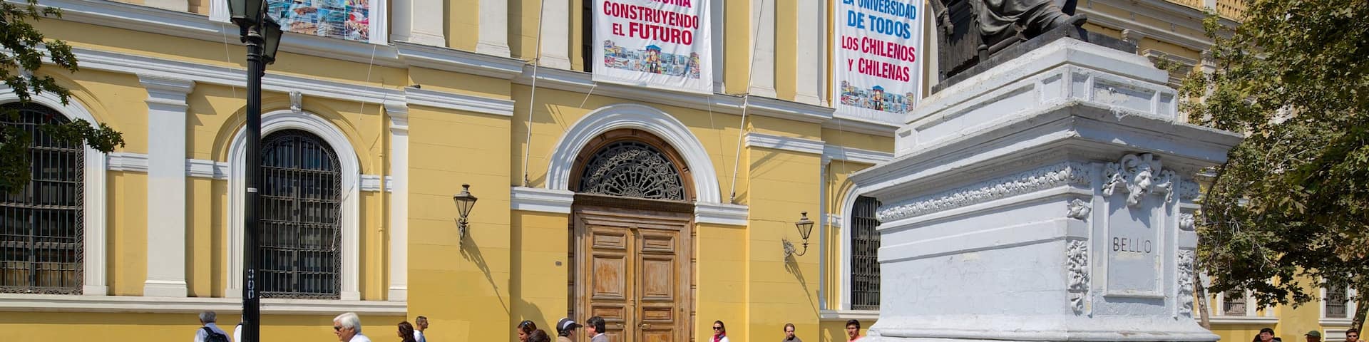 Université du Chili mettant en vedette statue ou sculpture et scÚnes de rue aussi bien que important groupe de personnes