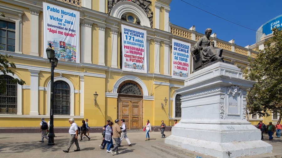 Università del Cile caratteristiche di strade e statua o scultura cosi come un grande gruppo di persone
