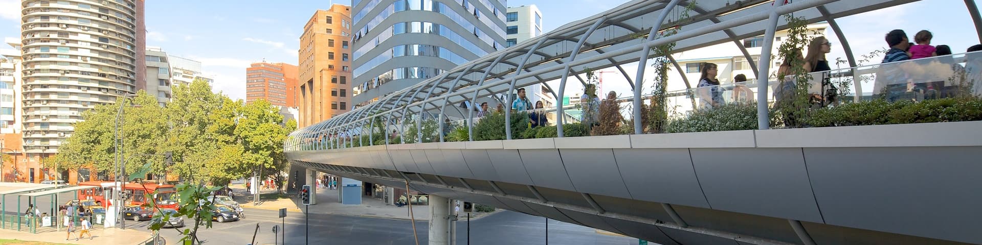 Centro Costanera ofreciendo una ciudad y un puente