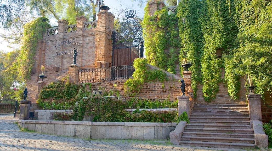 Cerro Santa Lucia mostrando cenas de rua, elementos de patrimônio e arquitetura de patrimônio