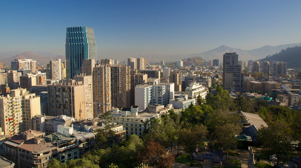 Cerro Santa Lucía que incluye vistas a la ciudad y una ciudad