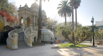 Cerro Santa Lucía mostrando palacio, escenas cotidianas y un parque