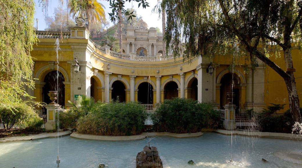 Cerro Santa Lucia caracterizando um jardim, um castelo e um lago