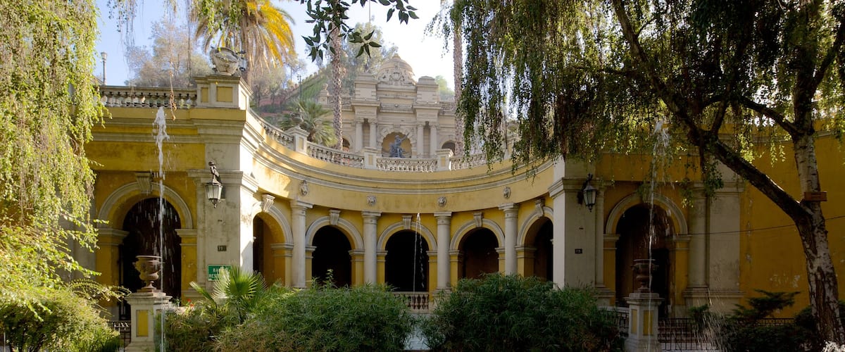 Cerro Santa Lucía que incluye un parque, castillo o palacio y un estanque