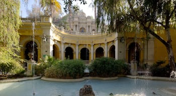 Cerro Santa Lucia caracterizando um jardim, um castelo e um lago