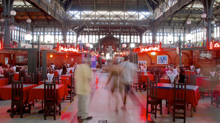 Mercado Central toont interieur, een stad en uit eten