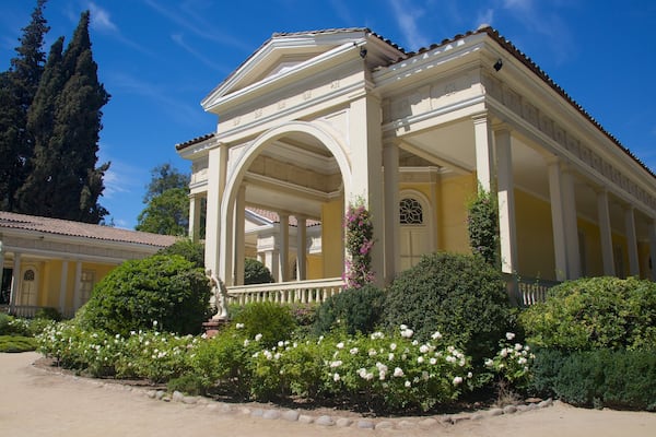 Weingut Concha Y Toro das einen Blumen und historische Architektur