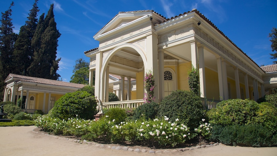 Concha Y Toro Winery showing flowers and heritage architecture