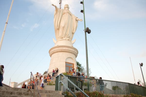 Colline de San Cristobal qui includes art en plein air, vues et statue ou sculpture