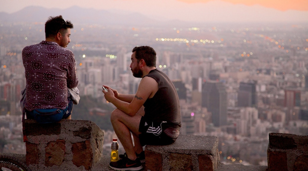 Cerro San Cristóbal que incluye un atardecer, una ciudad y vista