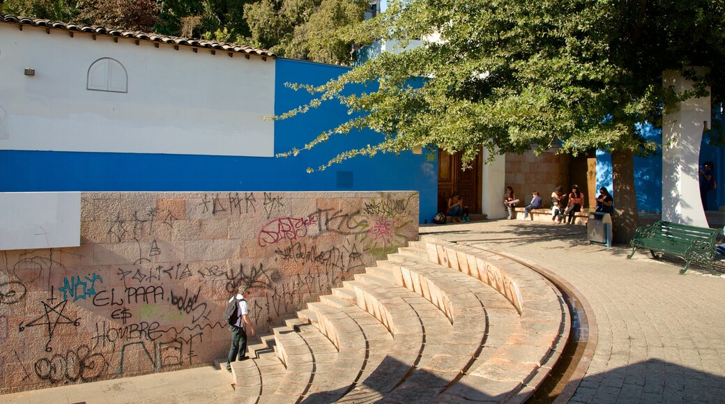 La Chascona which includes street scenes