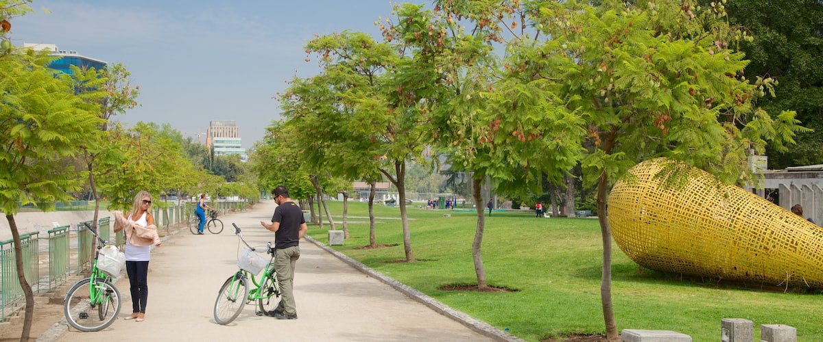 Parque de las Esculturas caracterizando um parque, ciclismo e arte ao ar livre